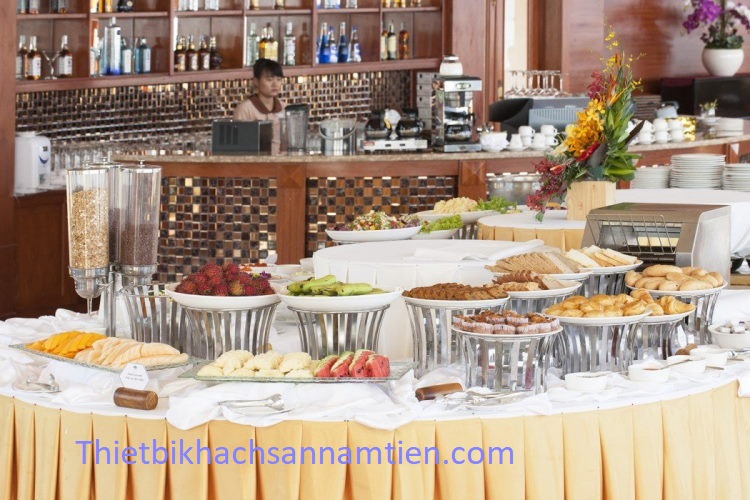 chan-ke-trung-bay-thuc-an-buffet-108