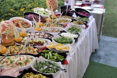 Lên thực đơn tổ chức tiệc buffet ngoài trời thật sang trọng